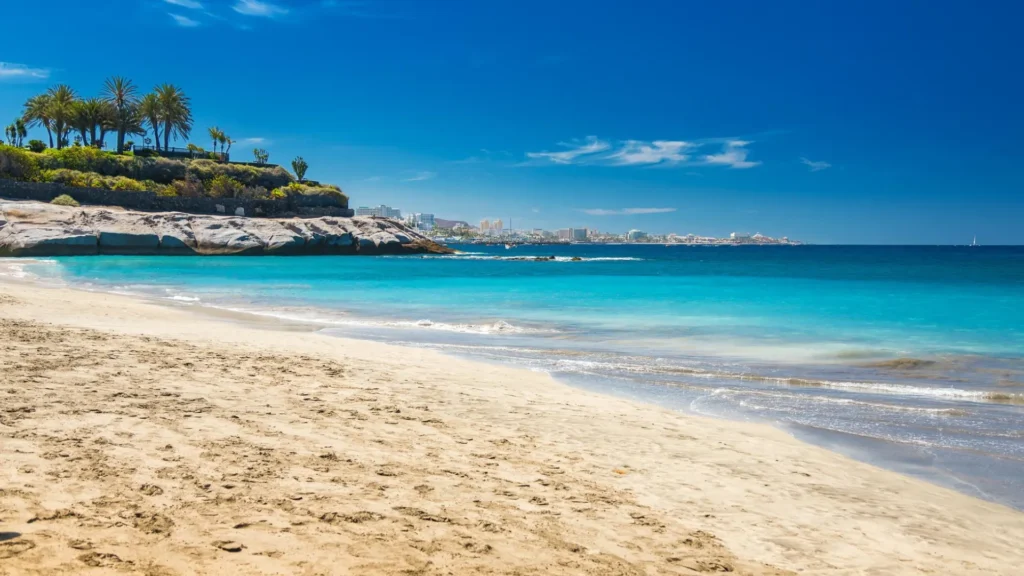 Zandstrand met turquoise zee op Tenerife
