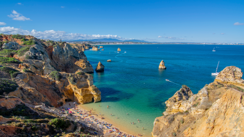 Uitzicht op de Algarve in Portugal met hoge kliffen, rotsformaties en turquoise zee