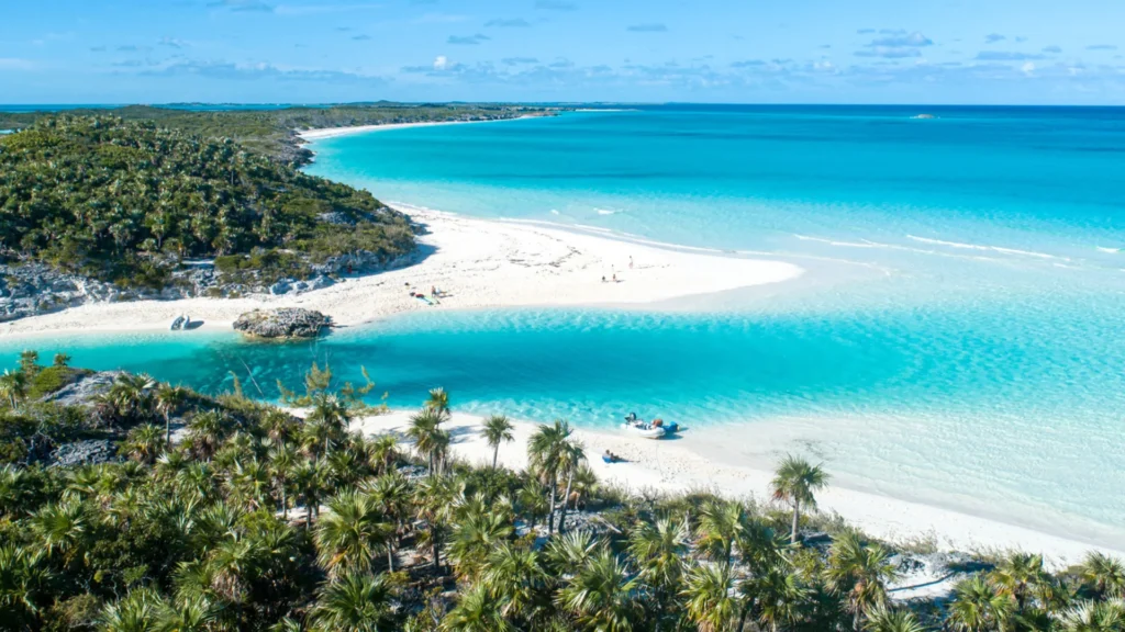 Luchtfoto van een wit zandstrand op de Bahama's met turquoise zee