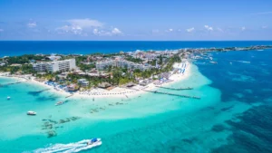 Luchtfoto van een strand in Cancún met turquoise zee en witte zandkust