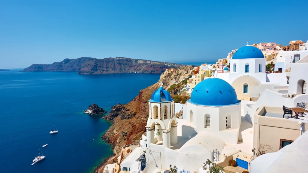 Witte huisjes met blauwe koepels op Santorini, Griekenland