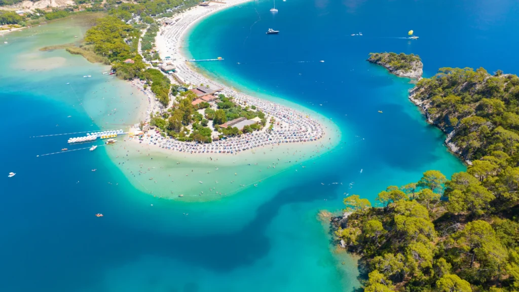 luchtfoto van Oludeniz Blue Lagoon in Turkije met turquoise water en strand