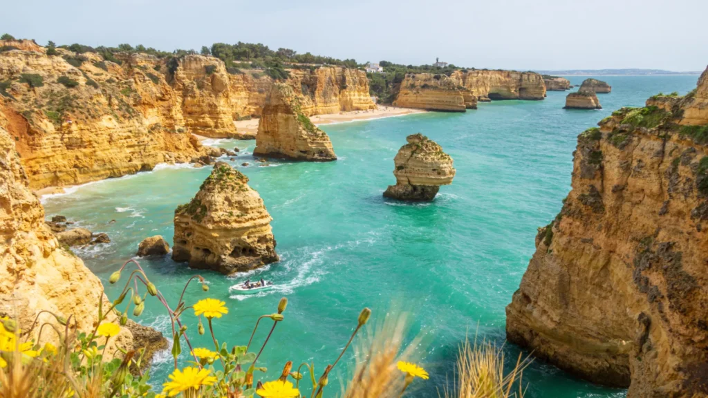 Uitzicht op de Algarve kust in Portugal met hoge kliffen, rotsformaties en turquoise zee