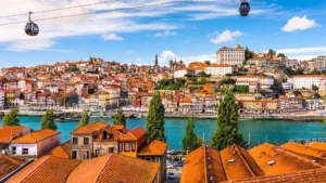 Uitzicht op een stedentrip in Portugal met Porto, kleurrijke huizen, de rivier en historische bebouwing