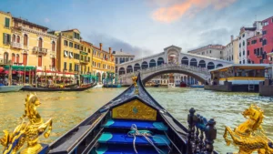 Uitzicht op Venetië in Italië met een gondel op het kanaal en de Rialtobrug op de achtergrond